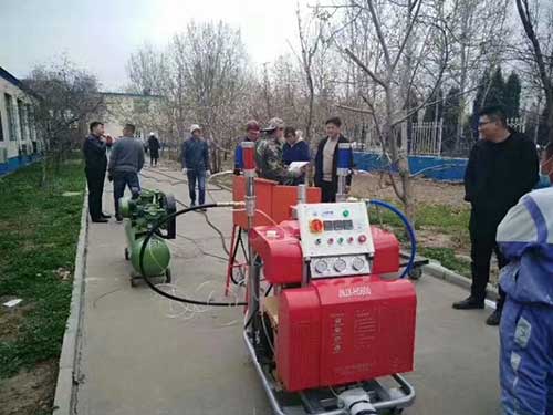 噴涂聚脲施工怎么挑選噴涂機(jī)(圖1) 噴涂聚脲防水現(xiàn)場(chǎng)施工拍攝
