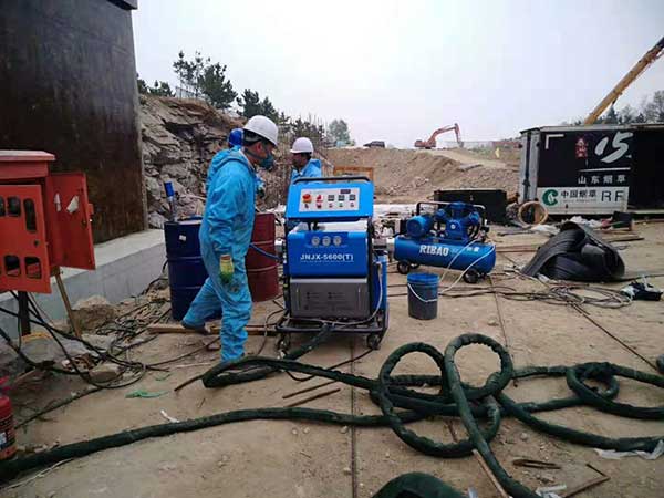 聚脲噴涂機(jī)H5600(T)型(圖2) 聚脲噴涂機(jī)H5600(T)噴涂測(cè)試